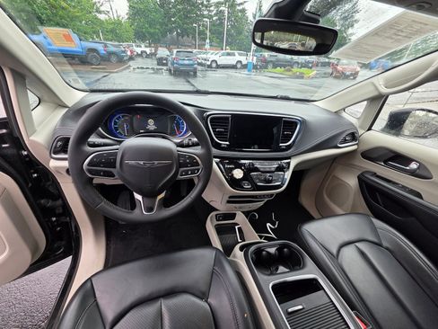 Used 2023 Chrysler Pacifica Touring-L FWD image 12