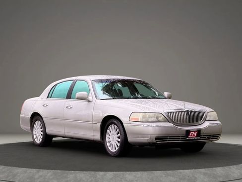 Used 2005 Lincoln Town Car Signature image 2