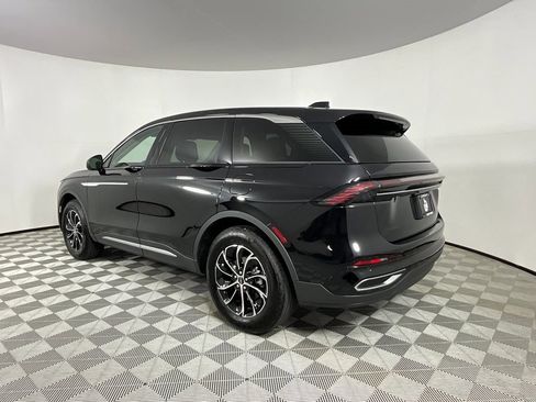 Used 2025 Lincoln Nautilus Premier image 3