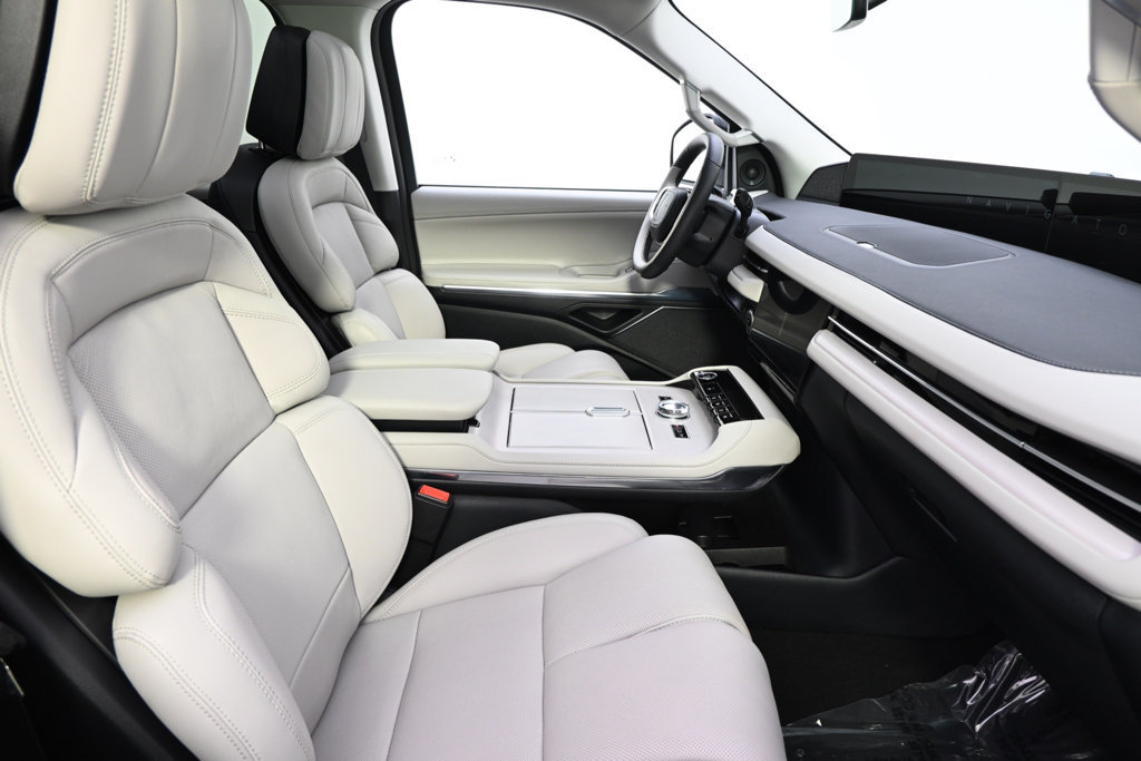 New 2026 Lincoln Navigator Reserve w/ Jet Appearance Package AWD/4WD image 16