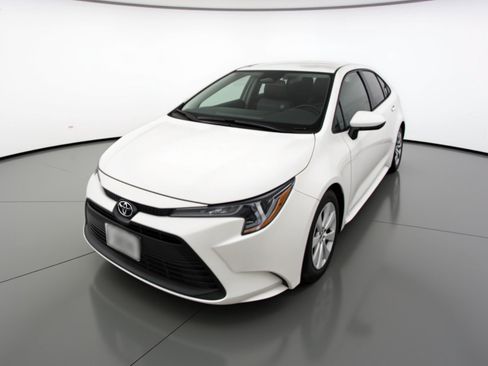 Used 2025 Toyota Corolla LE image 3