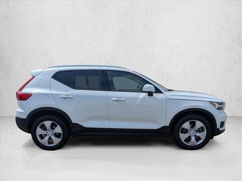 Used 2022 Volvo XC40 T4 Momentum FWD image 4