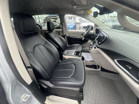 Used 2023 Chrysler Pacifica Touring-L AWD/4WD image 30