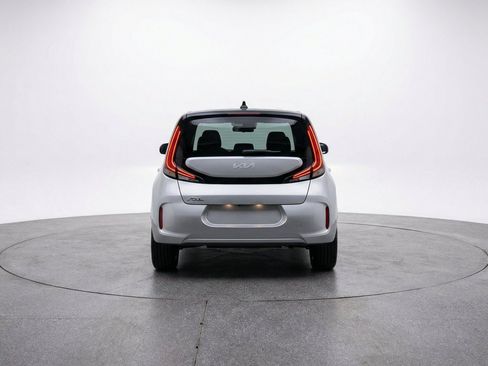 Used 2025 Kia Soul LX w/ LX Technology Package FWD image 7
