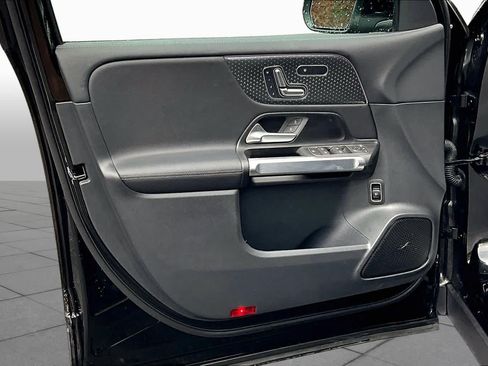 Used 2025 Mercedes-Benz GLB 250 w/ Exclusive Package image 21