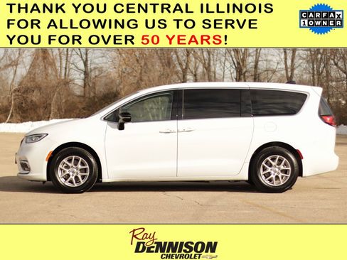 Used 2024 Chrysler Pacifica Touring-L image 4