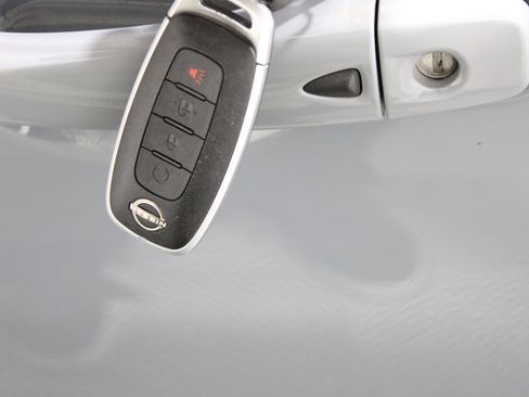 Used 2023 Nissan Kicks SR w/ SR Premium Package FWD image 18
