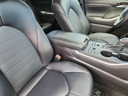 Used 2025 Toyota Highlander XLE AWD/4WD image 17