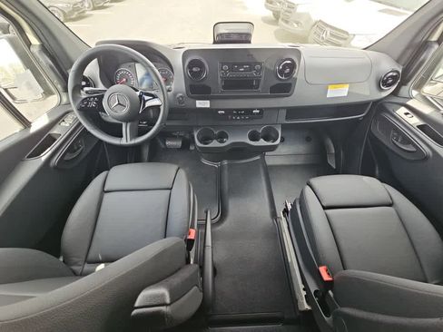 Used 2025 Mercedes-Benz Sprinter 2500 image 15