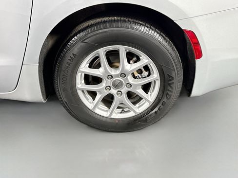 Used 2023 Chrysler Voyager LX FWD image 35