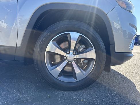 Used 2019 Jeep Cherokee Limited AWD/4WD image 9