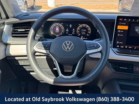 Used 2025 Volkswagen Tiguan SE AWD/4WD image 19