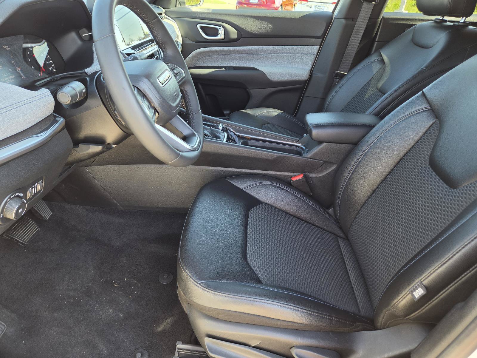 Used 2025 Jeep Compass Latitude AWD/4WD image 25