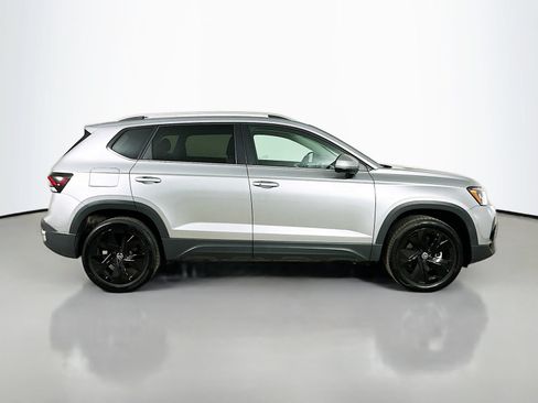 Used 2025 Volkswagen Taos SE FWD image 4
