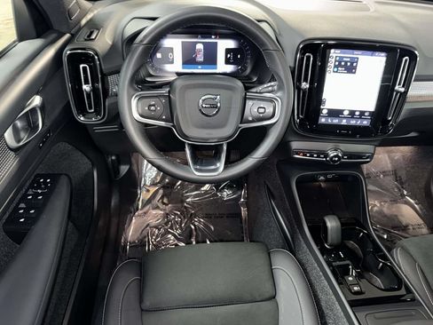 Used 2025 Volvo XC40 B5 Plus AWD/4WD image 4