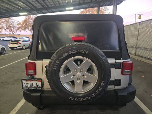 Used 2012 Jeep Wrangler Unlimited Sport image 5