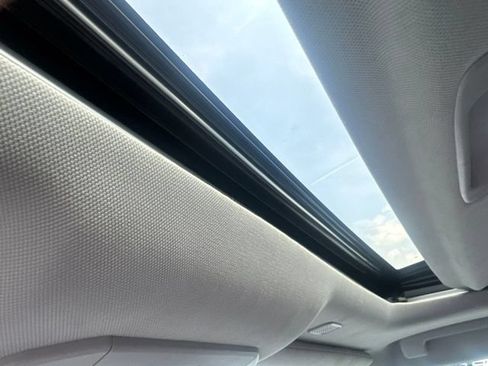 Used 2023 Toyota Highlander XLE FWD image 13
