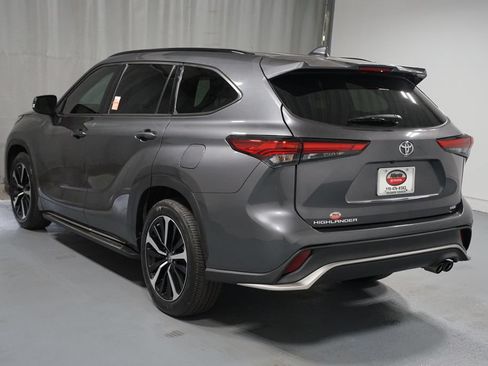 Used 2022 Toyota Highlander XSE FWD image 6