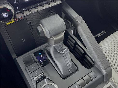 Used 2024 Toyota Tacoma Limited w/ Limited Package (LT) image 18