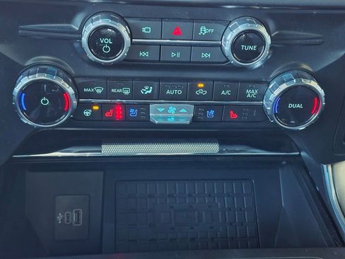 Used 2025 Ford F150 Platinum w/ Equipment Group 702A High image 28