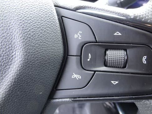 Used 2025 Chevrolet Trax LT FWD image 19