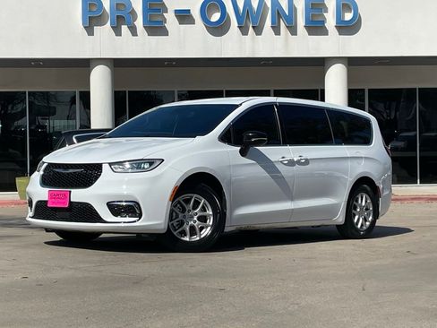 Used 2025 Chrysler Pacifica Select image 2