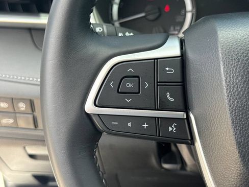 Used 2025 Toyota Highlander XLE FWD image 19