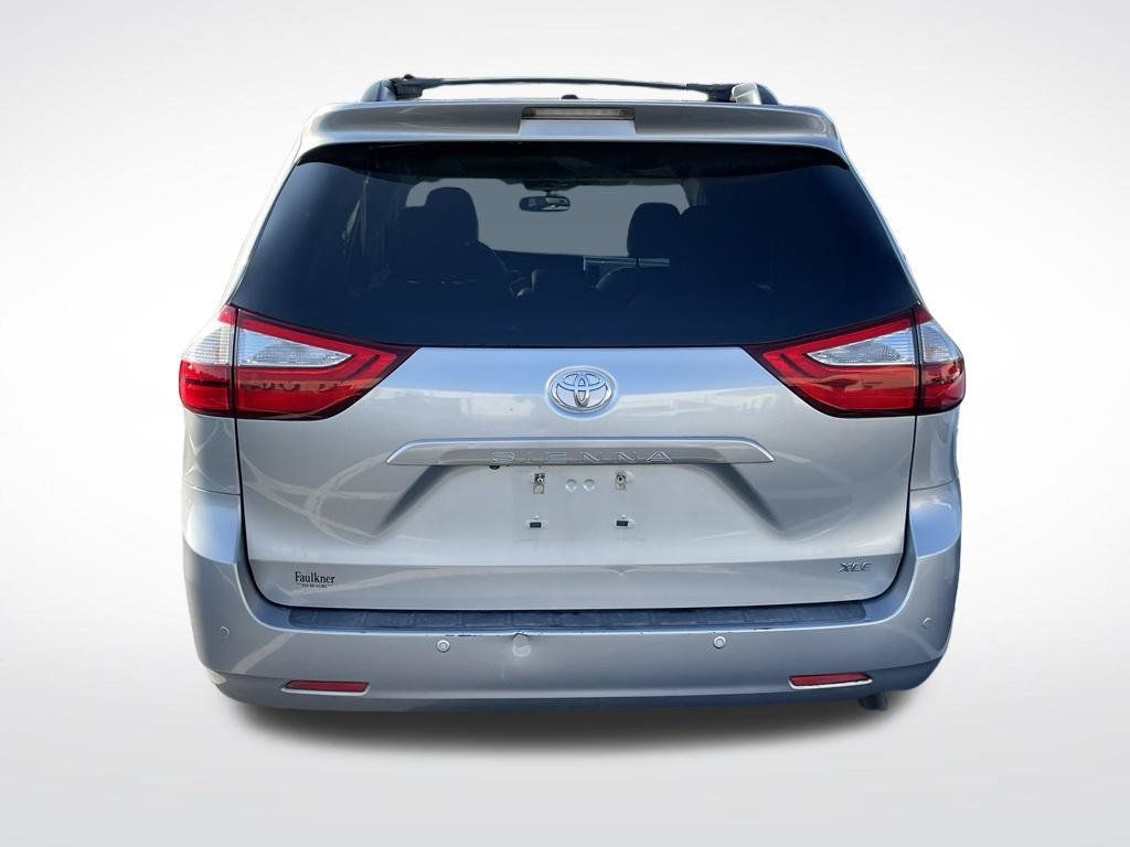 Used 2016 Toyota Sienna XLE w/ XLE Navigation Package FWD image 4