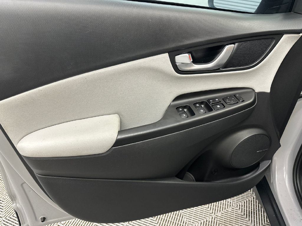 Used 2023 Hyundai Kona Limited FWD image 11