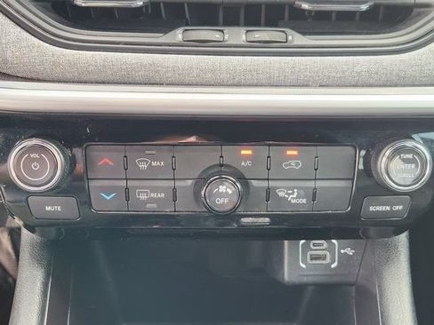 Used 2024 Jeep Compass Latitude AWD/4WD image 17
