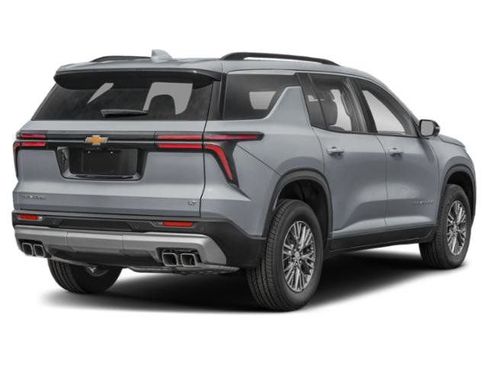 Used 2026 Chevrolet Traverse LT image 3