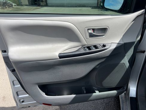 Used 2019 Toyota Sienna LE w/ LE Preferred Package FWD image 19