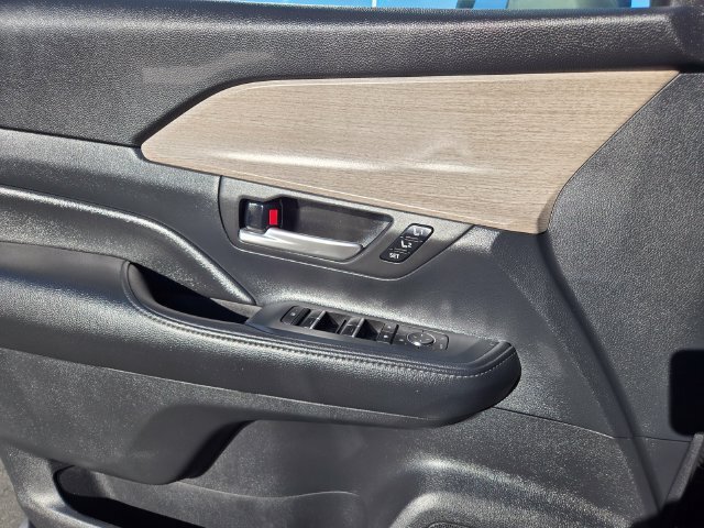 Used 2025 Toyota Grand Highlander AWD image 22