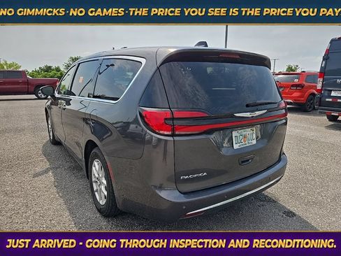 Used 2023 Chrysler Pacifica Touring-L FWD image 5
