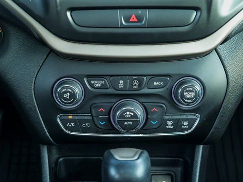 Used 2017 Jeep Cherokee Limited image 43