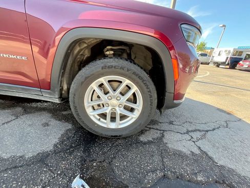 Used 2023 Jeep Grand Cherokee L Laredo image 30