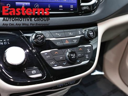 Used 2023 Chrysler Pacifica Touring-L FWD image 19