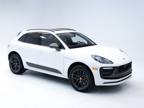 Certified 2023 Porsche Macan Turbo AWD/4WD image 7