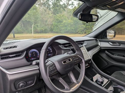 Used 2024 Jeep Grand Cherokee L Laredo image 13