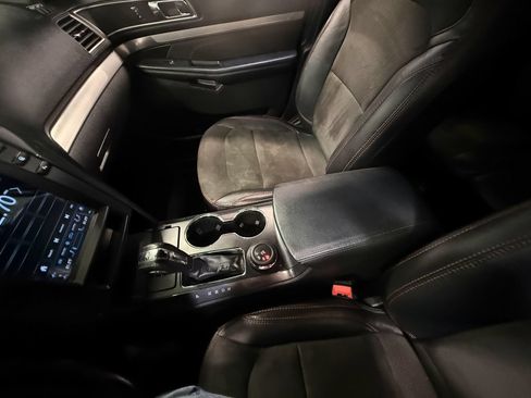 Used 2018 Ford Explorer XLT w/ Equipment Group 202A AWD/4WD image 84