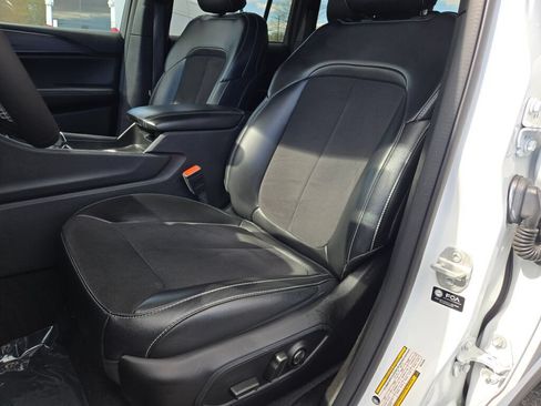 Used 2024 Jeep Grand Cherokee Altitude RWD image 29