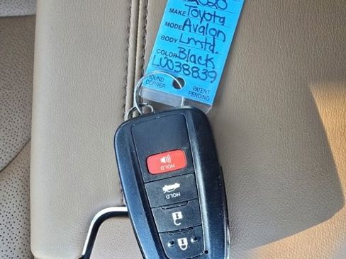 Used 2020 Toyota Avalon Limited image 27