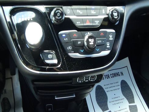 Certified 2025 Chrysler Pacifica Select FWD image 28