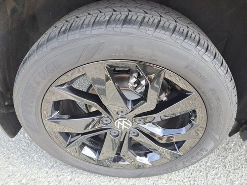 Used 2023 Volkswagen Taos SE w/ Black Wheel Package FWD image 22