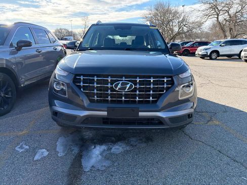 Used 2023 Hyundai Venue Limited image 2