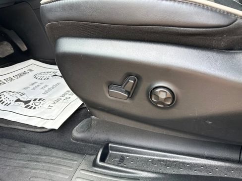 Used 2026 Chrysler Pacifica Limited FWD image 30