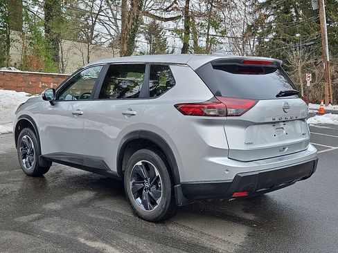 Certified 2025 Nissan Rogue SV image 4