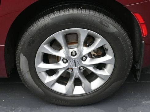 Used 2023 Chrysler Pacifica Touring-L AWD/4WD image 35