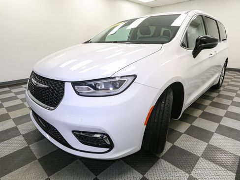 Used 2024 Chrysler Pacifica Touring-L image 4