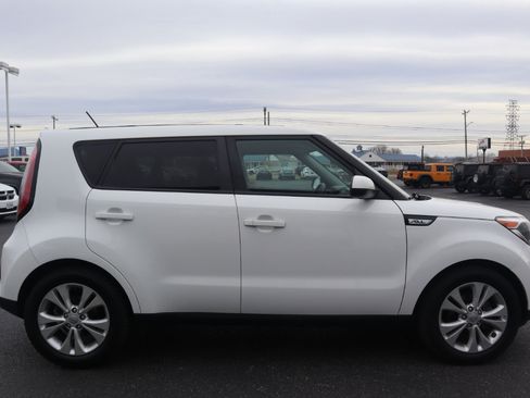 Used 2016 Kia Soul + image 6